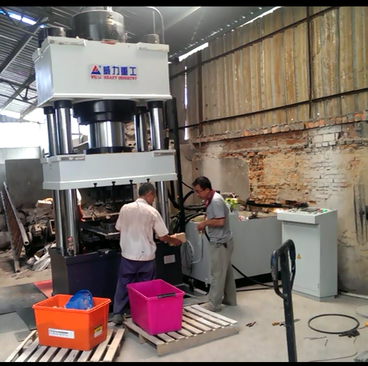 客户使用耐火材料液压机现场