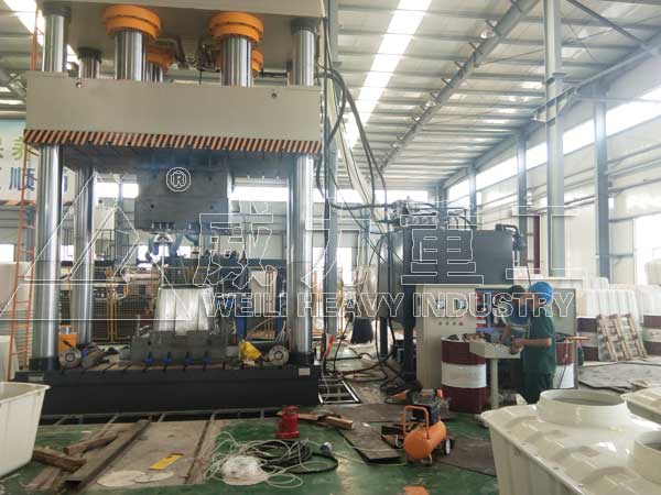 客户模压玻璃钢化粪池加工现场
