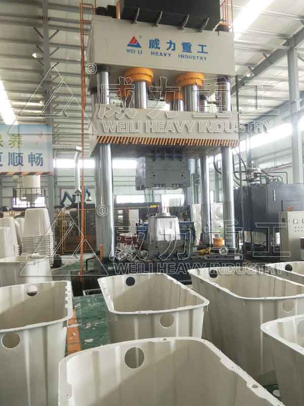 莱芜客户采购的多台玻璃钢化粪池成型液压机2000吨