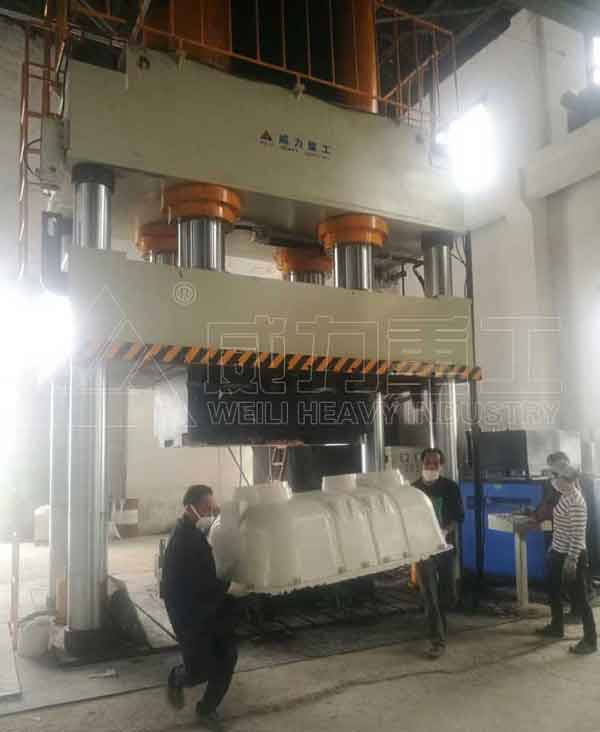 天津客户采购1500吨四柱液压机