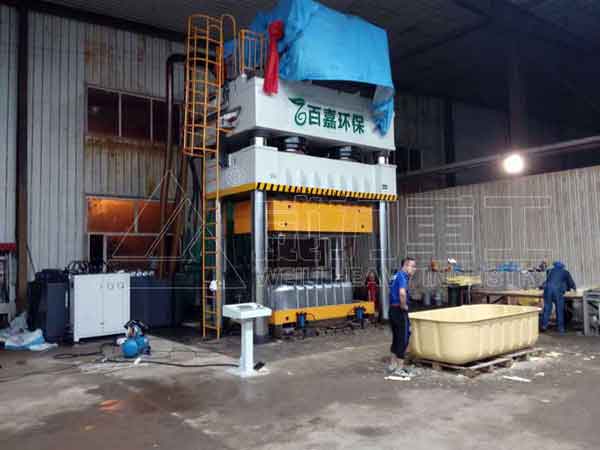 吉林客户采购2500吨玻璃钢化粪池成型压机复合材料模压机