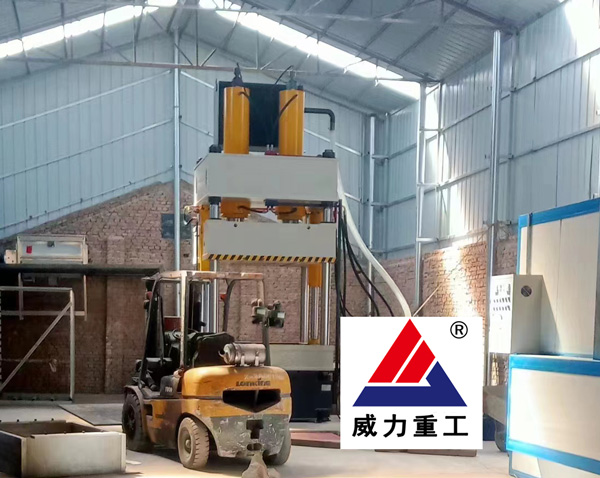630吨蛭石板液压机使用现场